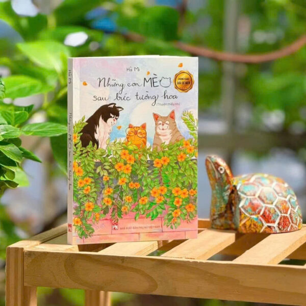 Những Con Mèo Sau Bức Tường Hoa